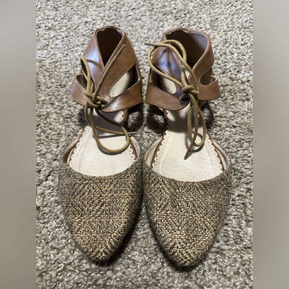 Restricted tan flats - Picture 1 of 3